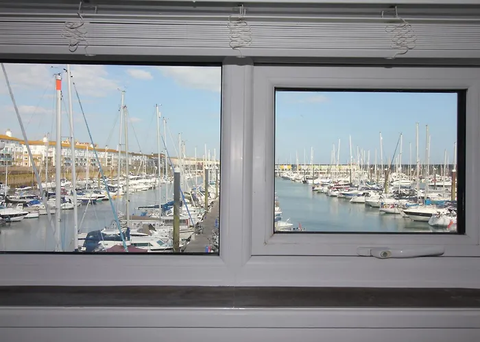 Chic Apartment In The Heart Of Brighton Marina